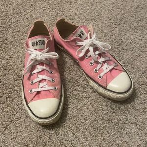 Pink converse women’s 8 men’s 6. good condition